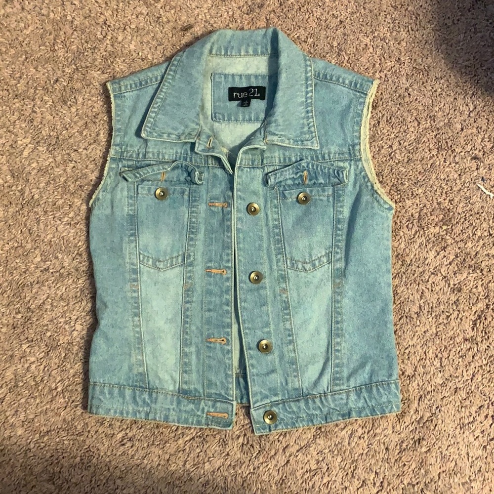 Women’s cut off sleeve Jean jacket